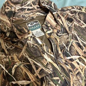Medium Drake Waterfowl Systems Realtree vented Camo shirt- Brown/Green grass
